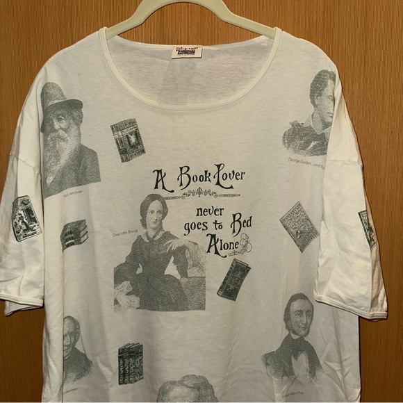 A Book Lover Never Goes to Bed Alone | Vintage T-shirt | 100% Cotton - Picture 4 of 9